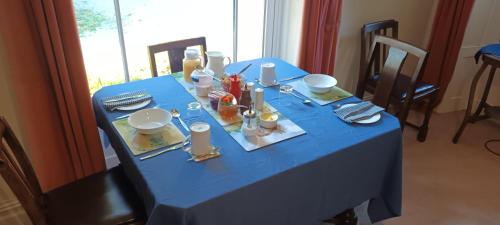 バーンソールにあるWharfe View B&Bの青いテーブル(皿、皿付)