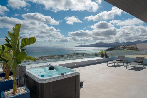 Luxury Penthouse Panoramic Ocean Views 2bedroom Apartment with Jacuzzi