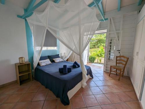 Villa TOMCO tesisinde bir odada yatak veya yataklar