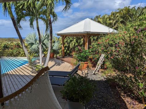 Piscina de la sau aproape de Villa TOMCO