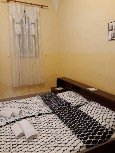 una camera con un letto con due cuscini sopra di Apartman Slavonija 2 a Osijek