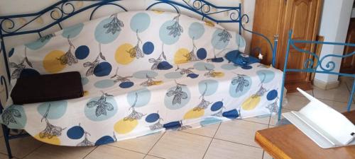 Una cama en una habitación con una colcha con mariposas. en Villa Piscine Cadre de Rêve Lagune de SOMONE, en Somone