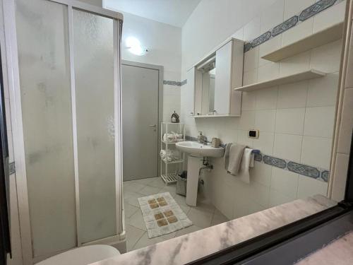 een badkamer met een douche en een wastafel bij Musto House in Albenga