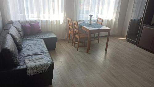 a living room with a couch and a table at Przytulny apartament na Gdańskiej Starówce in Gdańsk