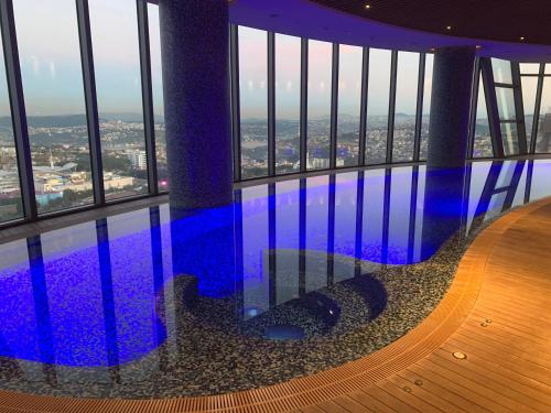 una piscina al centro di un edificio di A Luxury Residence 150m2, 3 min to Istinye Park Mall, 8 min to Vadi İstanbul, 2 Bedroom 3 Bathroom a Istanbul