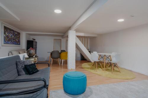 a living room with a couch and a table at Ndussole Guest House in Porto