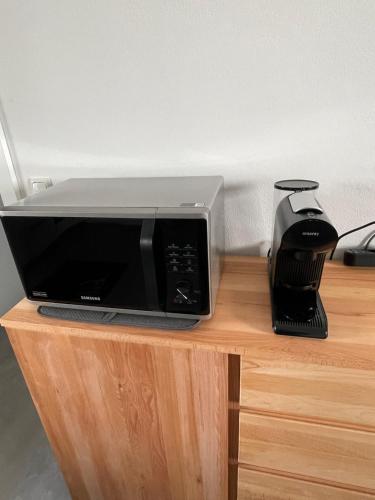 a microwave sitting on top of a wooden counter at Kleine Ferienwohnung Nähe Amstetten in Spiegelsberg