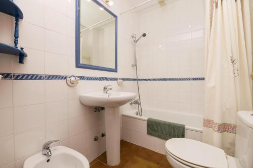 La salle de bains est pourvue d'un lavabo, de toilettes et d'une baignoire. dans l'établissement Barrosa Sol, à Chiclana de la Frontera
