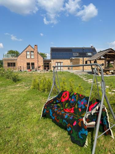 eine Decke auf einer Schaukel auf einem Feld in der Unterkunft Les gîtes du Valjoly 1 in Touvent