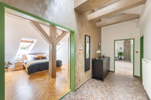 Huge 5 bedrooms apartment near Prague Castle