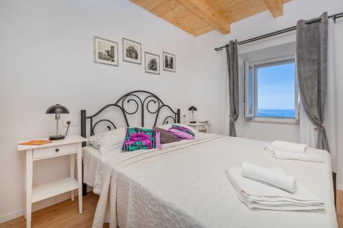 Una cama o camas en una habitación de Sobe na Konalu