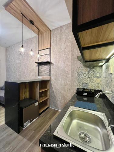 Η κουζίνα ή μικρή κουζίνα στο Nawasena Studio at Solo Paragon Apartment