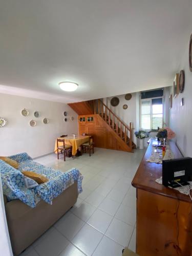 普羅奇達的住宿－La Casa dei Sogni，客厅配有沙发和桌子