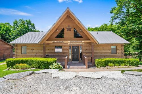 Branson Hideaway Cabin with GameRoom – Photos 3