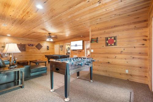 Branson Hideaway Cabin with GameRoom – Photos 4