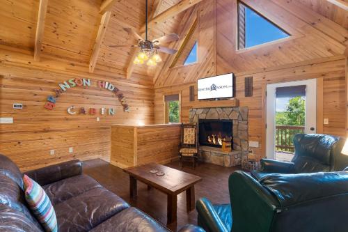 Branson Hideaway Cabin with GameRoom – Photos 2