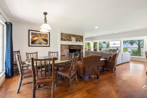 a kitchen and dining room with a table and chairs at Lake Escape Lakefront Lodge at Red Bud Cove in Hollister