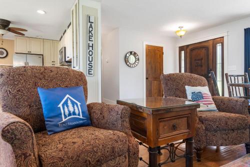 a living room with two chairs and a table at Lake Escape Lakefront Lodge at Red Bud Cove in Hollister