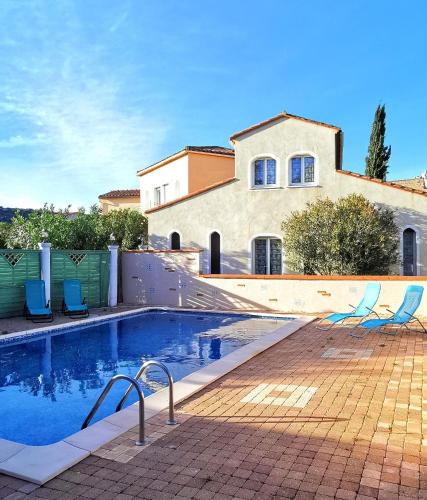 une piscine devant une maison dans l'établissement Domaine Vents Du Sud, à Vingrau
