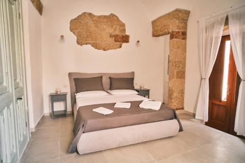 una camera da letto con un letto e due asciugamani di Casa FraLu a Miggiano