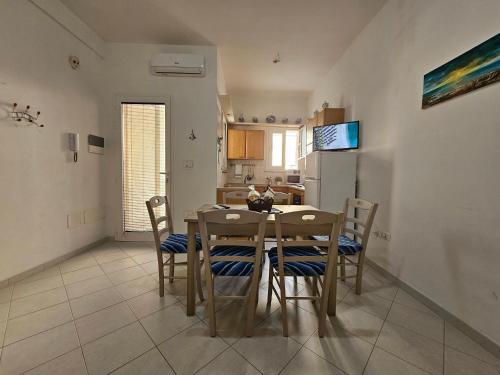 Una televisión o centro de entretenimiento en Residenza Albachiara - Salento Casa al Mare