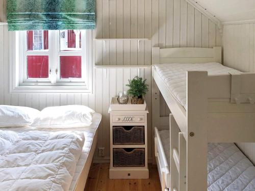 sypialnia z 2 łóżkami piętrowymi i oknem w obiekcie Holiday home averøy III w mieście Averoy