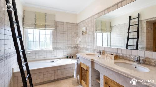 baño con 2 lavabos, bañera y tubermott en Villa Susana, en Quinta do Lago
