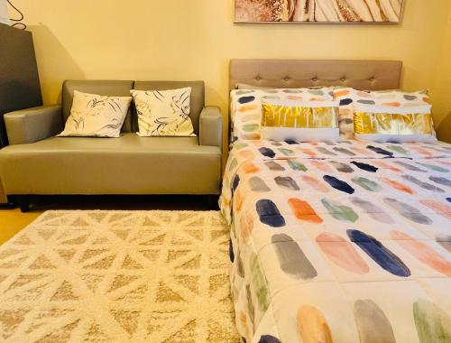 um quarto com uma cama e um sofá em * * * J Travellers' Choice 2023 em Iloilo