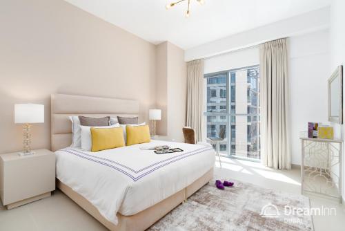 Postel nebo postele na pokoji v ubytování Dream Inn Apartments - Bellevue Tower with Burj Khalifa view