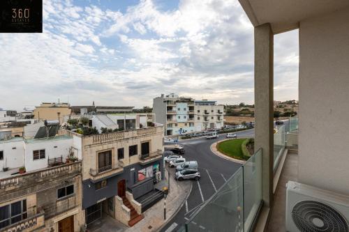 een balkon met uitzicht op een stadsstraat bij Lovely 2BR APT in a peaceful Neighbourhood w/WIFI by 360 Estates in Marsaxlokk