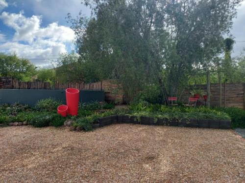 Un jardín fuera de Mitat Guesthouse