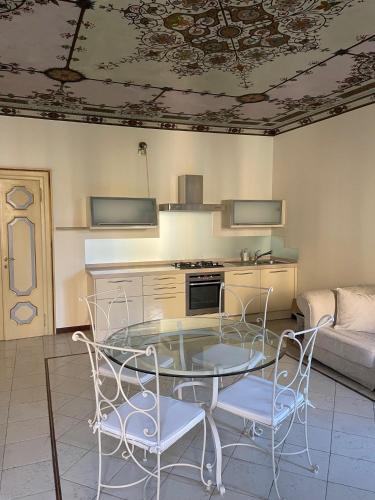 a kitchen with a table and chairs in a room at Relais Dei Mandorli suite centro in Bergamo