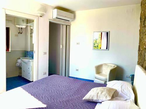 MarcianoにあるAmore Rentals - Casa Tatanoのベッドルーム(紫色のベッド1台、シンク付)