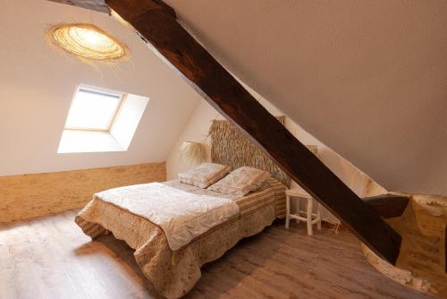 a bedroom with a bed and a window at Domaine Les Maurelles in Milhac