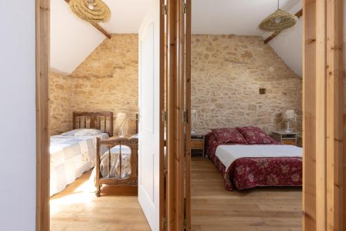 1 Schlafzimmer mit 2 Betten in einem Zimmer in der Unterkunft Domaine Les Maurelles in Milhac