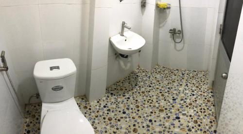 a bathroom with a toilet and a sink at Nhà nghỉ PHƯƠNG HIỀN in Vung Tau