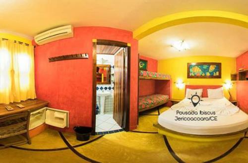 um quarto com uma cama grande no meio em Pousada Ibiscus em Jericoacoara