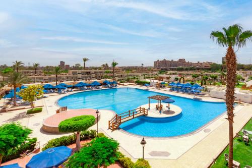 uma imagem de uma piscina num resort em Pyramids Park Resort Cairo no Cairo