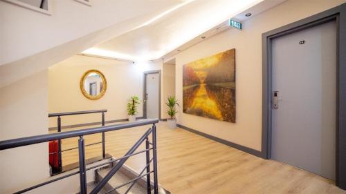 einen Flur mit einer Treppe und einem Gemälde an der Wand in der Unterkunft Blue Marina Hotel & Spa in Antalya