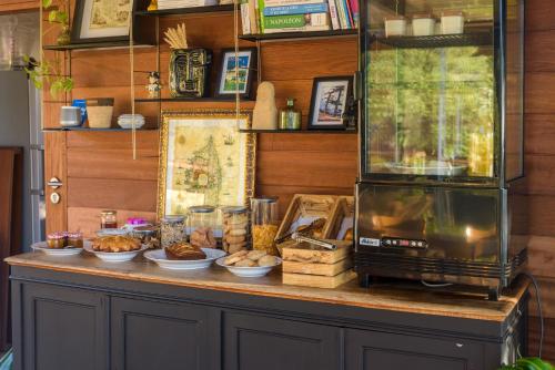 un comptoir avec de la nourriture et un micro-ondes dessus dans l'établissement Les Jardins de Mathieu, à Porto-Vecchio