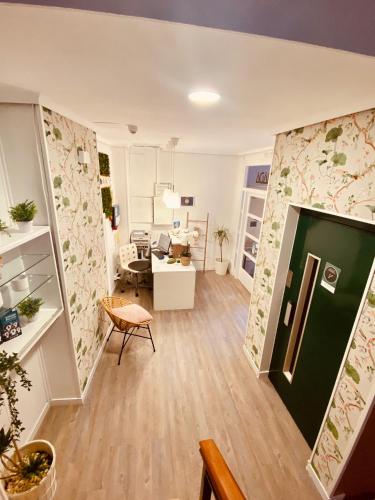 a living room with a green door in a room at Hotel Canada in Benicàssim
