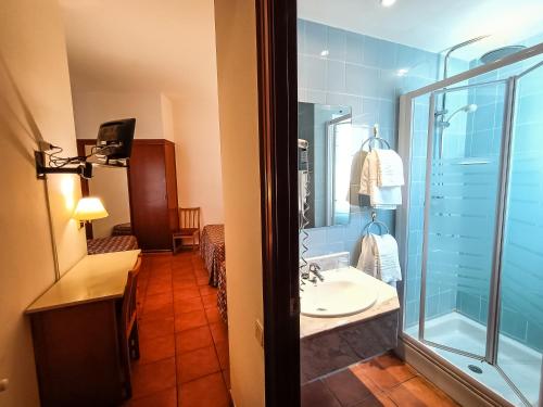 Hotel Can Solé في كامبريلس: حمام مع حوض ودش زجاجي