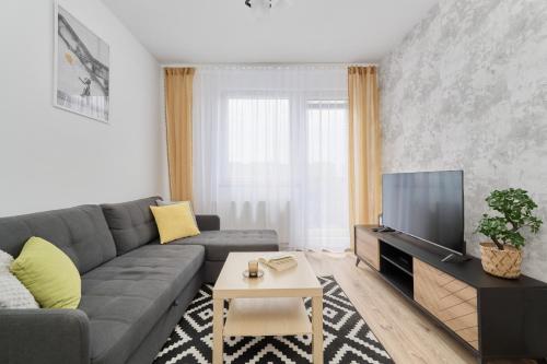 Televízia a/alebo spoločenská miestnosť v ubytovaní Family Apartment Kamienna with Balcony 1,5 km to Wroclavia by Noclegi Renters