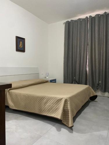 1 dormitorio con 1 cama con manta de bronceado en CADORNA, en Santa Maria del Cedro