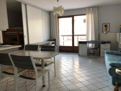 een keuken en een woonkamer met een tafel en stoelen bij Green Square Grand Balcon LE LAC et centre ville à pied Annecy in Annecy