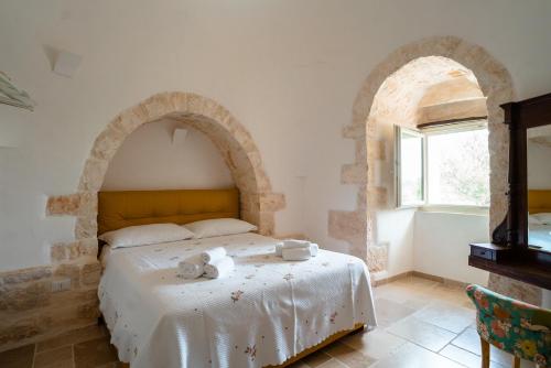 A bed or beds in a room at Trulli Audendum