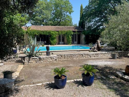 une maison avec une piscine dans une cour dans l'établissement Mas Joviel villa Uzes, à Arpaillargues-et-Aureillac