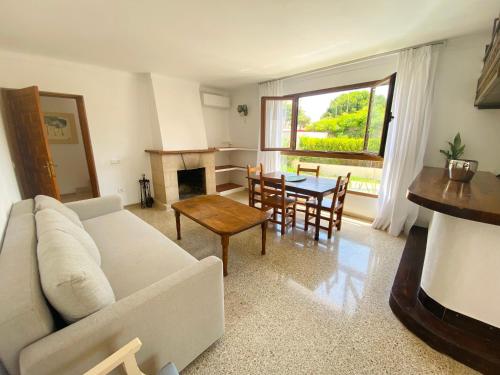 Foto dalla galleria di Villa Los Robles en Playa den Bossa con Piscina Privada a Ibiza Città