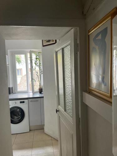 - une buanderie avec un lave-linge et une porte dans l'établissement Villa Bourgoise chez Perette à 7 mn en voiture de la croisette, à Cannes