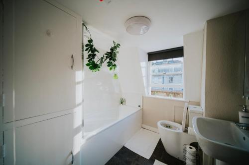 Bathroom sa Roman Penthouse- Skyline Views, 4K TVs, Offsite Parking, 5G WIFI and more!